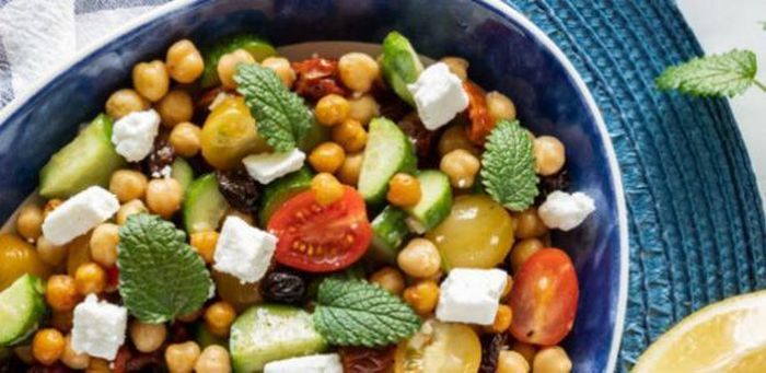 Salad đậu gà, dưa chuột và bạc hà mang lại cảm giác tươi mát.