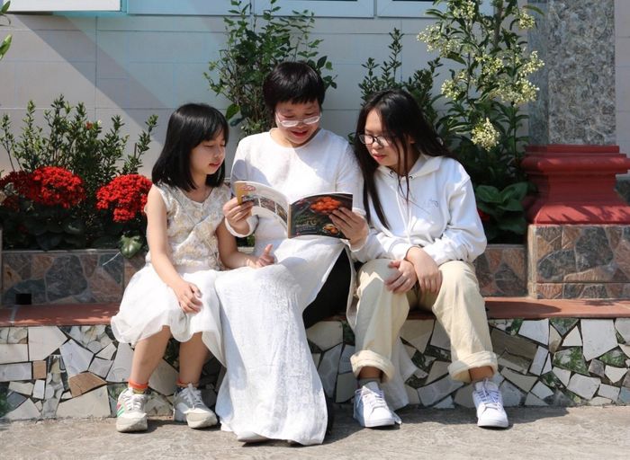  Bà Khúc Thị Hoa Phượng, Giám đốc Nhà xuất bản Phụ nữ Việt Nam, cho biết các hội viên Hội Xuất bản Việt Nam thường xuyên trao đổi, chia sẻ kinh nghiệm cùng nhau. Ảnh: NVCC. 