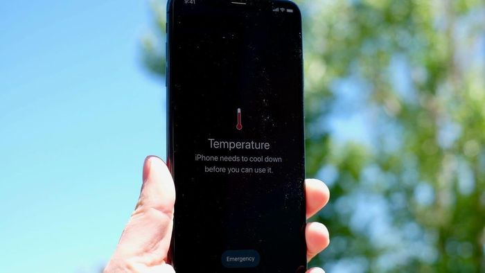 Nhiệt độ cao sẽ ảnh hưởng đến linh kiện bên trong smartphone. Ảnh: Cnet.