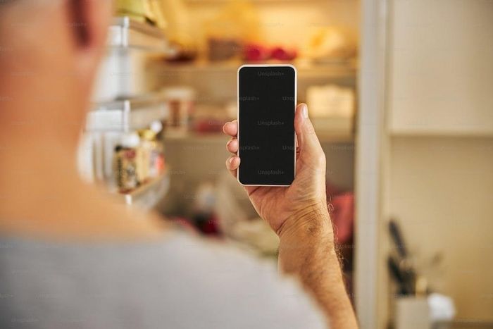 Đừng để smartphone vào tủ lạnh. Ảnh: Unsplash.