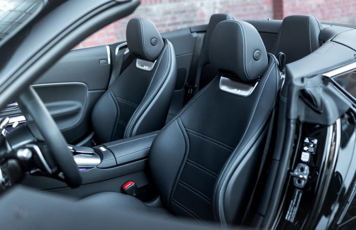  SL 63 sở hữu thiết kế ghế thể thao với tiêu chuẩn da Nappa màu đen. Manhart sẽ cá nhân hóa không gian nội thất theo yêu cầu từ chủ xe. 