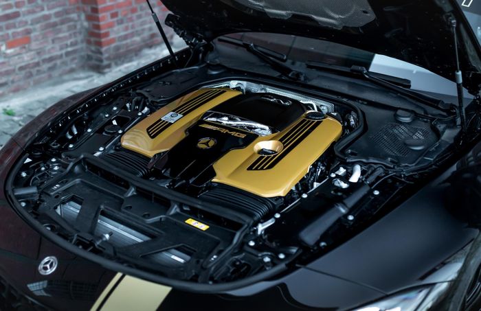  SL 63 4MATIC+ tiêu chuẩn sử dụng động cơ V8 Biturbo 4.0L, công suất 585 mã lực và mô-men xoắn 800 Nm. Sau khi nâng cấp bộ điều khiển MHtronik, Manhart SL 700 R có hiệu suất mới 707 mã lực và 935 Nm. 