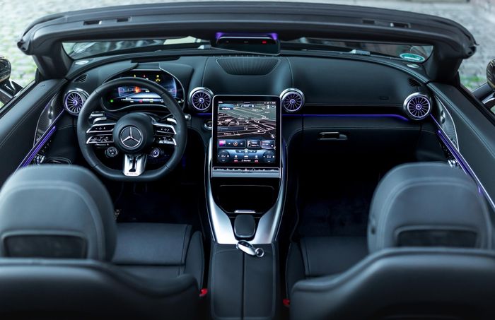  Nội thất của chiếc SL 63 vẫn được giữ nguyên, bao gồm bảng đồng hồ taplo kỹ thuật số 12.3 inch và màn hình cảm ứng trung tâm kích thước 11.9 inch có thể thay đổi độ nghiêng. 