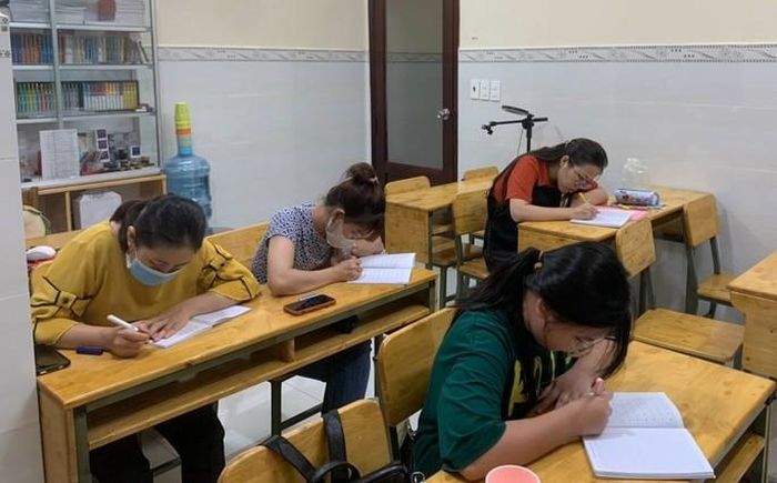 Trong lớp học viết chữ đẹp, nhiều người lớn miệt mài luyện chữ
