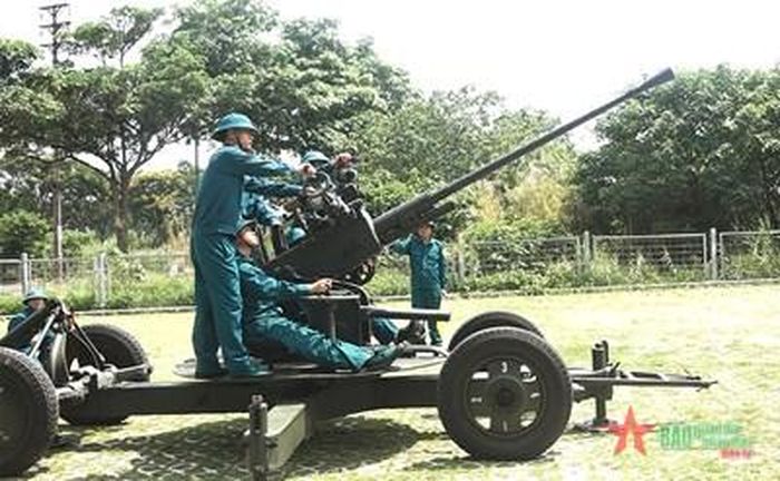 Đại đội Pháo phòng không 37mm quận Long Biên huấn luyện trên thao trường. 