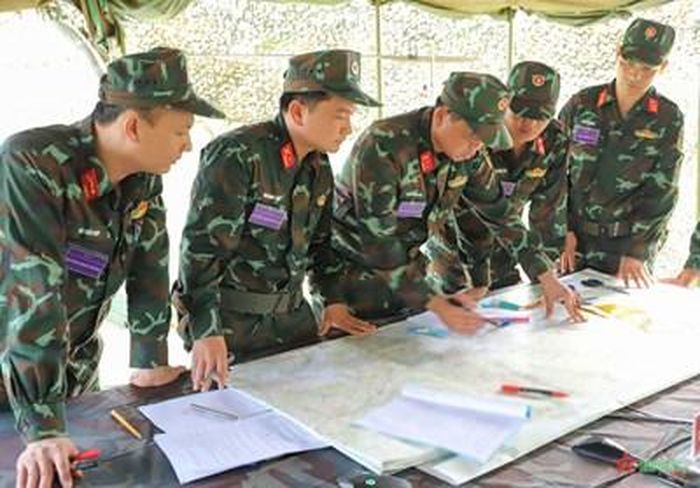Chỉ huy và cơ quan Trung đoàn 98 nghiên cứu, đánh giá tình hình trên bản đồ.