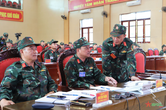 Đại tá Nguyễn Thế Hải, Phó tham mưu trưởng Quân khu 2 chỉ đạo cơ quan thường trực tăng cường theo dõi chỉ đạo diễn tập.