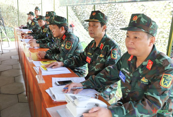 Ban chỉ đạo và lực lượng đạo diễn theo dõi Trung đoàn 98 nghiên cứu, đánh giá tình hình trên bản đồ.