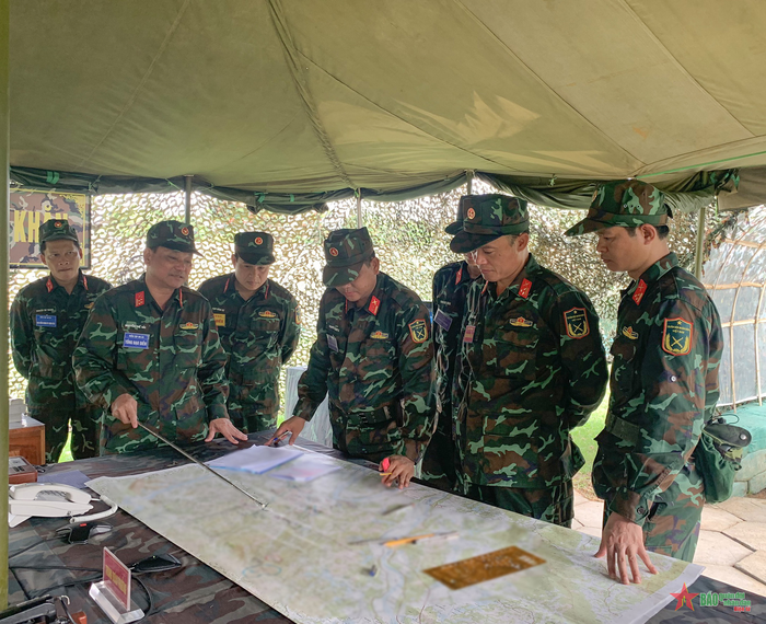Ban chỉ đạo diễn tập chỉ đạo Trung đoàn 98 làm rõ kết quả trong nghiên cứu, đánh giá tình hình trên bản đồ.