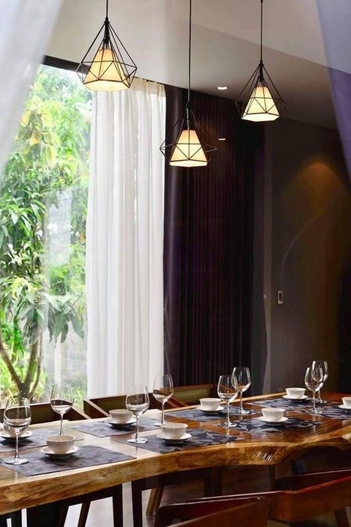 Bàn ăn sử dụng chất liệu gỗ tự nhiên. Ảnh: FBNV