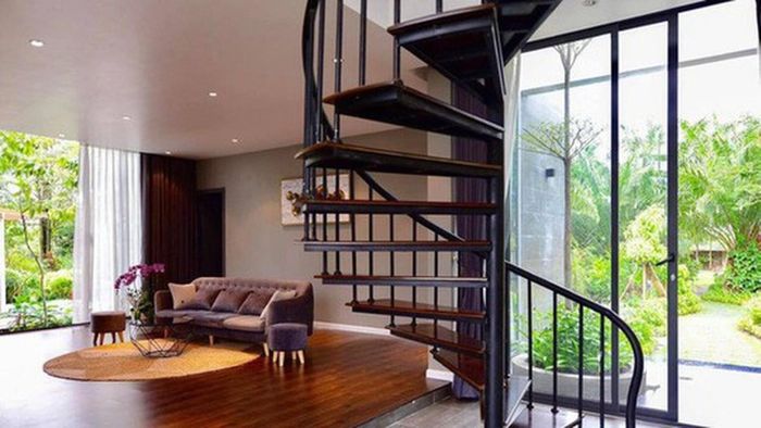 Phòng khách bố trí đơn giản với thảm trải sàn, sofa nhung sang trọng. Ảnh: FBNV