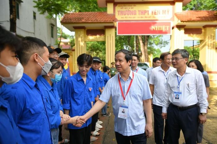 Bộ trưởng Bộ GD&amp;ĐT Nguyễn Kim Sơn kiểm tra công tác coi thi tại tỉnh Hưng Yên.