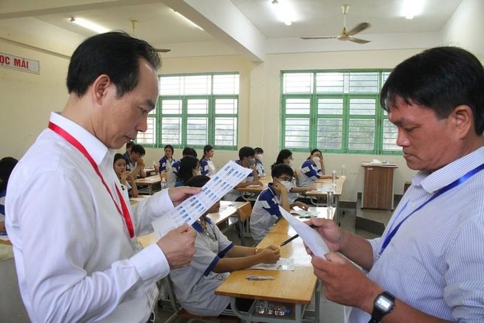 Thứ trưởng Bộ GD&amp;ĐT Hoàng Minh Sơn kiểm tra công tác coi thi tốt nghiệp THPT.