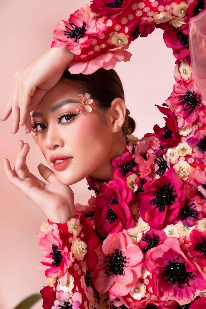 Hoa hậu Khánh Vân đẹp dịu dàng bên hoa.