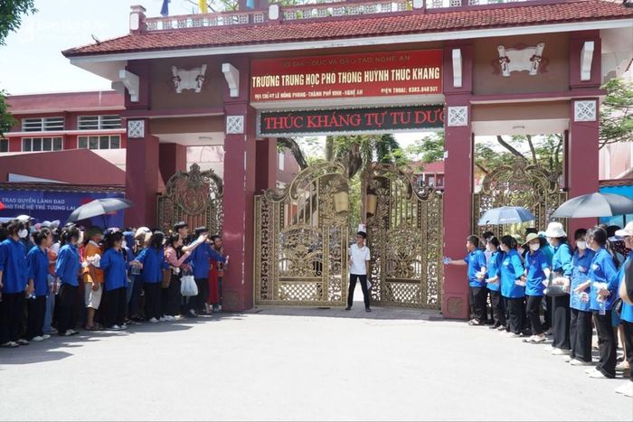  Thí sinh tham dự Kỳ thi tuyển sinh vào Trường THPT Huỳnh Thúc Kháng. Ảnh: Mỹ Hà 