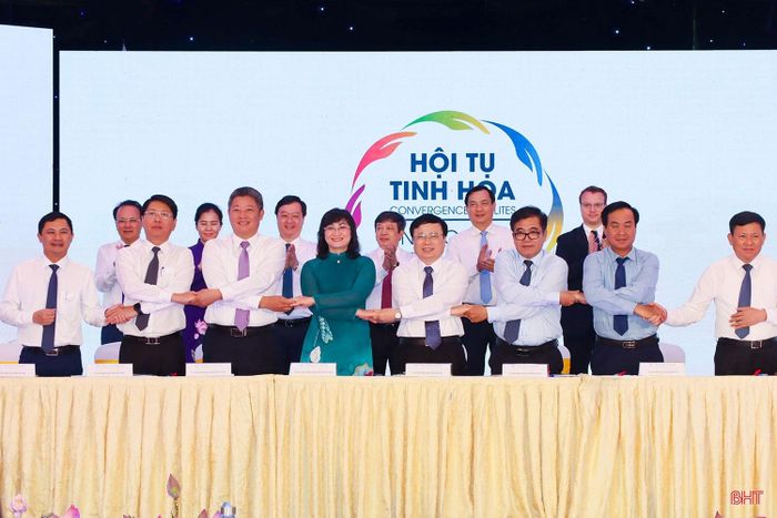 Đại diện lãnh đạo các tỉnh bắt tay thể hiện quyết tâm liên kết du lịch tại diễn đàn liên kết phát triển du lịch giữa thành phố Hà Nội, thành phố Hồ Chí Minh và vùng Bắc Trung Bộ mở rộng năm 2022. Ảnh tư liệu.