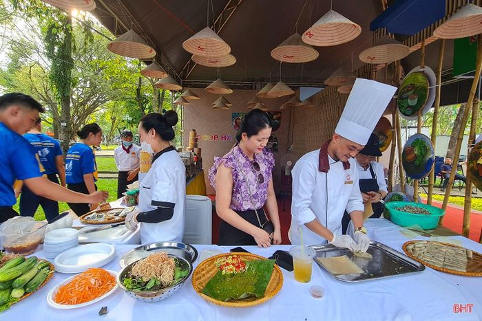 Các đầu bếp chế biến món ăn đặc sản Hà Tĩnh giới thiệu với du khách tại Ngày hội du lịch TP Hồ Chí Minh (tháng 5/2022).
