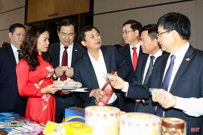 Phó Chủ tịch UBND tỉnh Lê Ngọc Châu giới thiệu với đại biểu Trung ương và các tỉnh bạn sản phẩm nông nghiệp đặc trưng của Hà Tĩnh, bên lề Hội nghị xúc tiến du lịch Thanh Hóa - Nghệ An - Hà Tĩnh (tháng 3/2023).