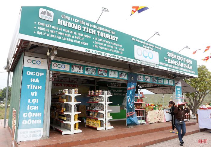 Những điểm giới thiệu sản phẩm đặc sản địa phương tại khu du lịch còn thiếu và nếu có cũng chưa phát huy tác dụng do chưa biết cách tiếp thị quảng bá đến du khách.