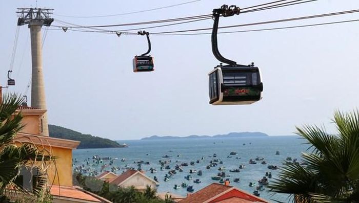 Cáp treo Hòn Thơm Phú Quốc phục vụ khách du lịch. (Ảnh: Lê Huy Hải/TTXVN)