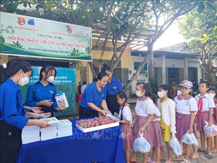 Ban Thường vụ Đoàn khối Cơ quan - Doanh nghiệp tỉnh Bến Tre tổ chức chương trình “Đổi rác nhựa lấy cây xanh, học phẩm” tại xã Thạnh Hải, huyện Thạnh Phú.
