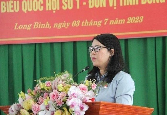 Đai biểu Nguyễn Thị Như Ý, Chủ tịch Liên đoàn Lao động tỉnh báo cáo tại buổi tiếp xúc cử tri