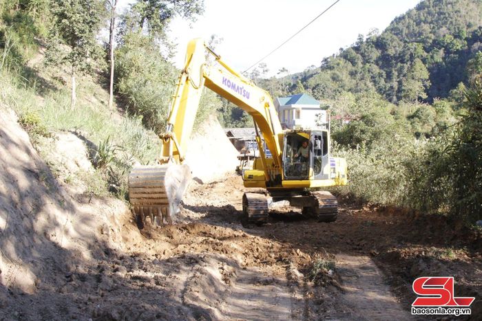 Thi công tuyến đường Sam Kha - Mường Lèo. Ảnh: PV