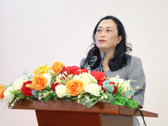 Phó Chủ tịch Hội đồng Dân tộc Trần Thị Hoa Ry phát biểu tại Hội nghị