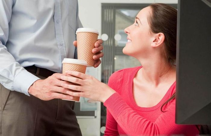 Trường hợp nếu hai bạn là đồng nghiệp ngồi cùng phòng, ánh mắt của người ấy sẽ luôn dõi theo bạn, mỉm cười với bạn, luôn quan tâm và sẵn sàng giúp đỡ bạn mỗi khi bạn cần. Ảnh: Getty Images