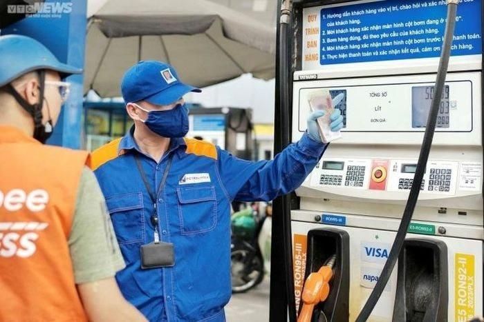 Giá xăng giảm từ chiều 3-7.