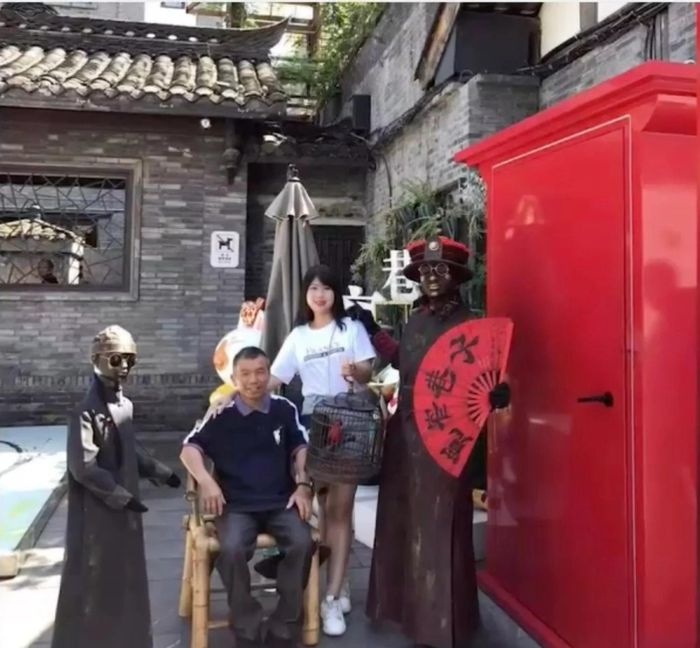  Xiaofei mong kiếm được nhiều tiền để báo hiếu bố nuôi. 