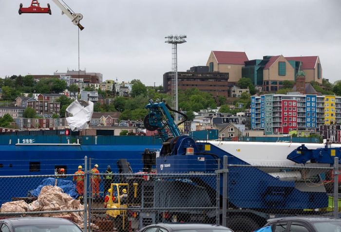 Các mảnh vỡ của con tàu lặn Titan gặp nạn đã được đưa lên bờ ở Newfoundland, Canada sáng 28/6. Giới chức trách kỳ vọng những mảnh xác tàu có thể giúp làm sáng tỏ cuộc điều tra về thảm kịch. Ảnh: AP. 