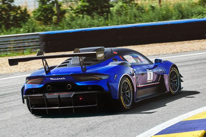 Tương tự đàn anh MC12 GT1, Maserati GT2 được phát triển từ mẫu xe đầu bảng của thương hiệu là MC20, đi kèm gói khí động học tối ưu và hiệu suất vận hành mạnh mẽ hơn.