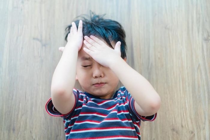  Đau đầu có thể là triệu chứng của nhiều vấn đề về mắt ở trẻ em như viễn thị, nhiễm trùng mắt cấp tính, chứng sợ ánh sáng. Ảnh: Mombaby. 