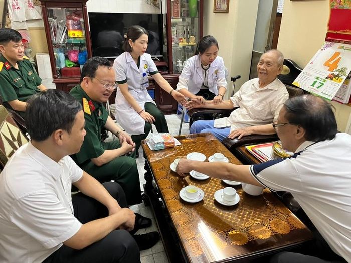 Các nhân viên y tế đến tận nhà khám sức khỏe cho thương binh 4/4 Lê Hữu Tư.