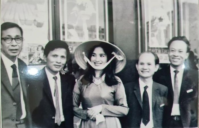 Đoàn Điện ảnh Việt Nam tại Liên hoan Phim quốc tế Moscow – 1973. Từ phải sang: Đạo diễn Bùi Đình Hạc, đạo diễn Lê Minh Hiền, diễn viên Trà Giang, đạo diễn Hải Ninh và cán bộ trong đoàn
