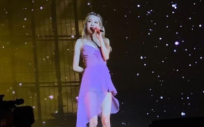 Rosé trên sân khấu solo