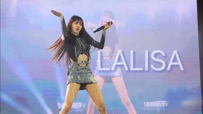 Lisa trên sân khấu solo