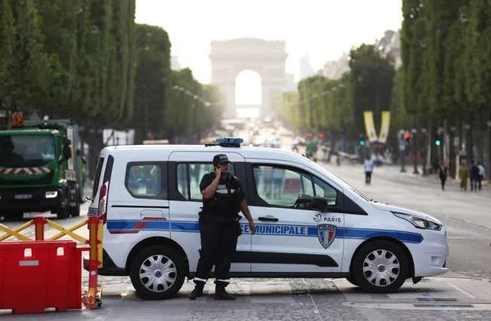 Cảnh sát gác tại Đại lộ Champs-Elysees ở Paris, Pháp, ngày 2/7/2023. Ảnh: THX/TTXVN