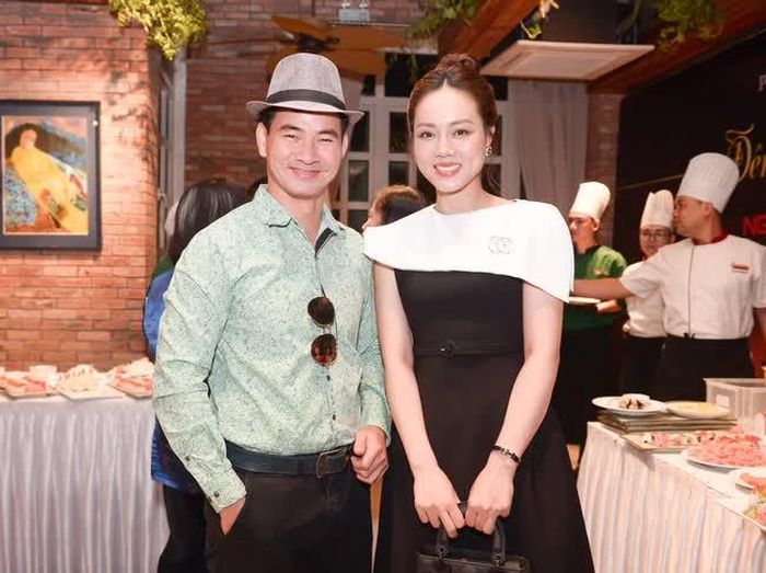 Nghệ sĩ Xuân Bắc đăng bức ảnh chụp cùng Ngọc Hà - vợ nghệ sĩ Công Lý. Anh gửi lời động viên đến người bạn đồng nghiệp thông qua cô: "Anh Bắc gặp Hà bảo mới mơ thấy anh Lý khỏe lắm, đi lại tốt lắm. Vâng, em cũng mong giấc mơ anh Lý là thật ạ"