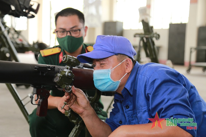  Cán bộ Cục Kỹ thuật Quân khu 5 trực tiếp kiểm tra, nghiệm thu khí tài quang học sau khi sửa chữa tại Xưởng.