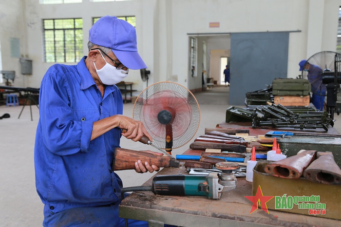  Việc gia công, sản xuất các chi tiết nhỏ bằng gỗ và kim loại đòi hỏi sự tập trung, tỉ mỉ rất cao.