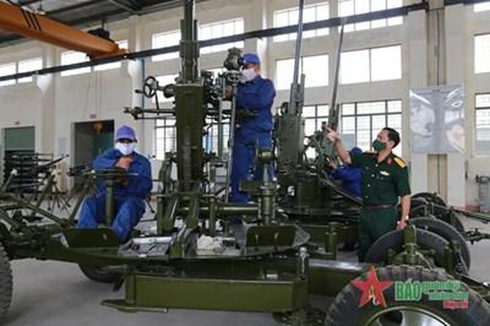  Những khẩu pháo cỡ lớn sẽ được nhiều “bác sĩ” kiểm tra, sửa chữa.