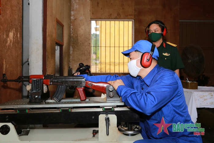  Các xạ thủ của Xưởng bắn kiểm tra, hiệu chỉnh súng bộ binh sau khi sửa chữa.