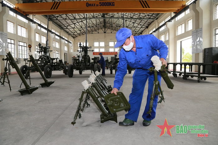 Súng, pháo, khí tài được xếp đặt ngăn nắp, gọn gàng. 