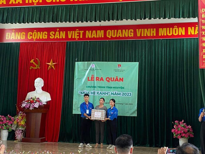  Tặng quà cho gia đình chính sách, hộ khó khăn 