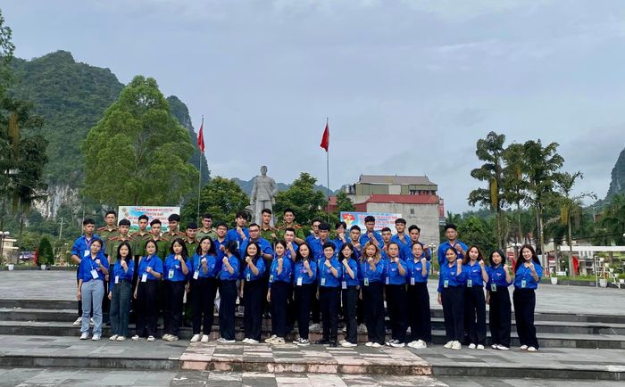  Thể hiện sự quyết tâm của Hội đồng hương sinh viên Lạng Sơn tại Lễ ra quân tình nguyện hè tại tượng đài lưu niệm đồng chí Lương Văn Tri ở Văn Quan 