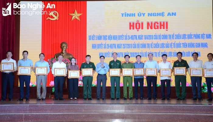  Đồng chí Nguyễn Văn Thông - Phó Bí thư Thường trực Tỉnh ủy trao tặng Bằng khen của Tỉnh ủy cho 15 tập thể có thành tích xuất sắc trong việc thực hiện Nghị quyết số 24, số 29 và số 33 của Bộ Chính trị. Ảnh: Thành Chung 