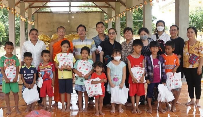 Trao quà cho trẻ em dân tộc trên địa bàn huyện Châu Thành, tỉnh Tây Ninh