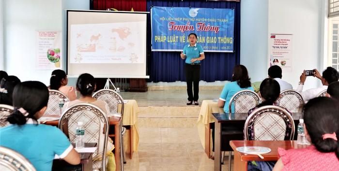 Tuyên truyền pháp luật về an toàn giao thông cho hội viên phụ nữ